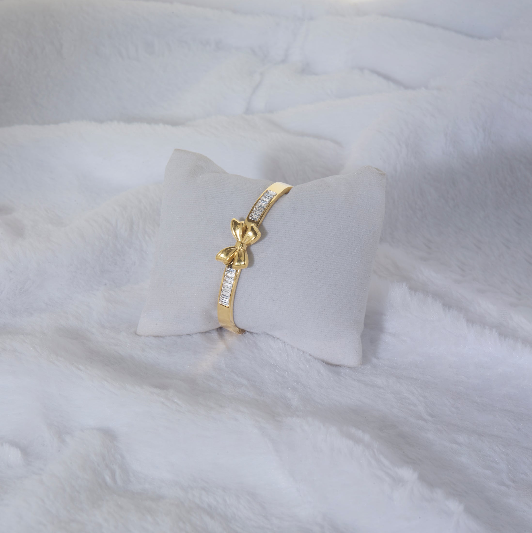 Bow diamond bracelet