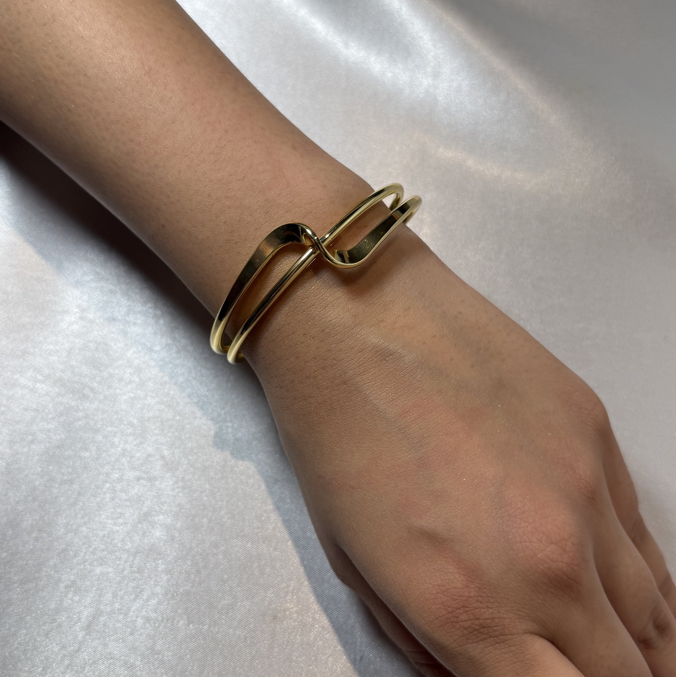 Elegant gold bracelet
