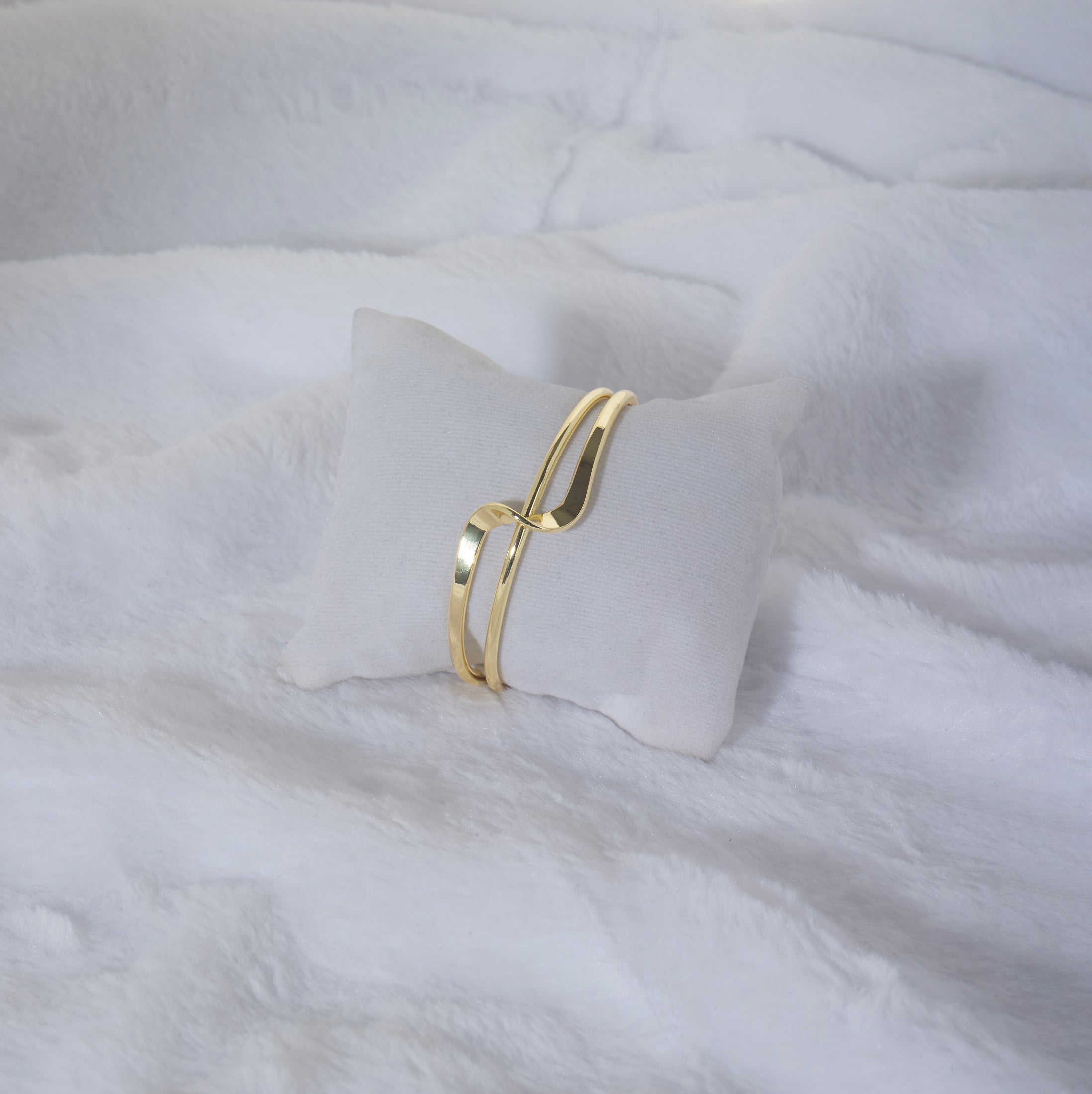 Elegant gold bracelet