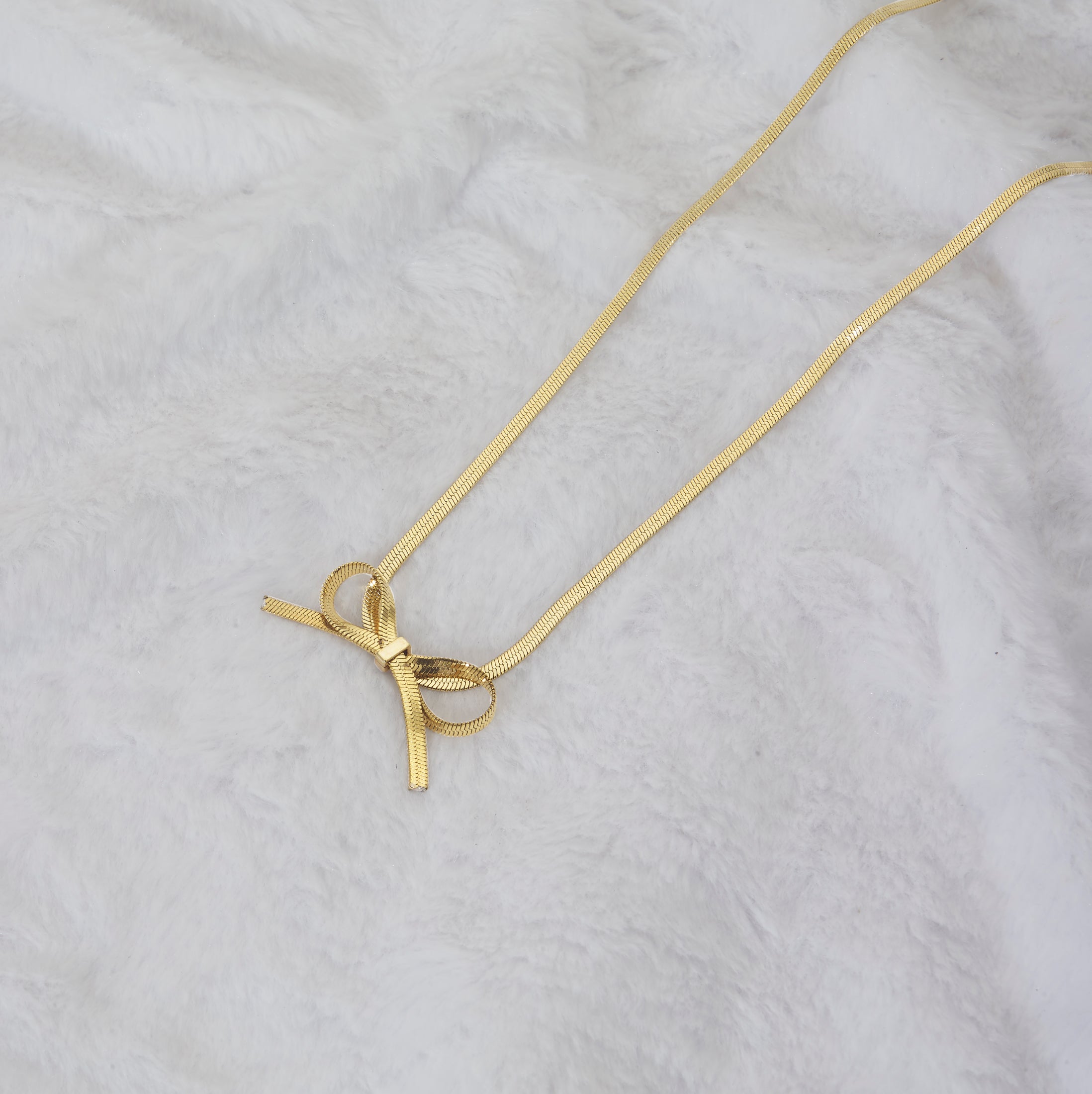 Snake chain bow necklace