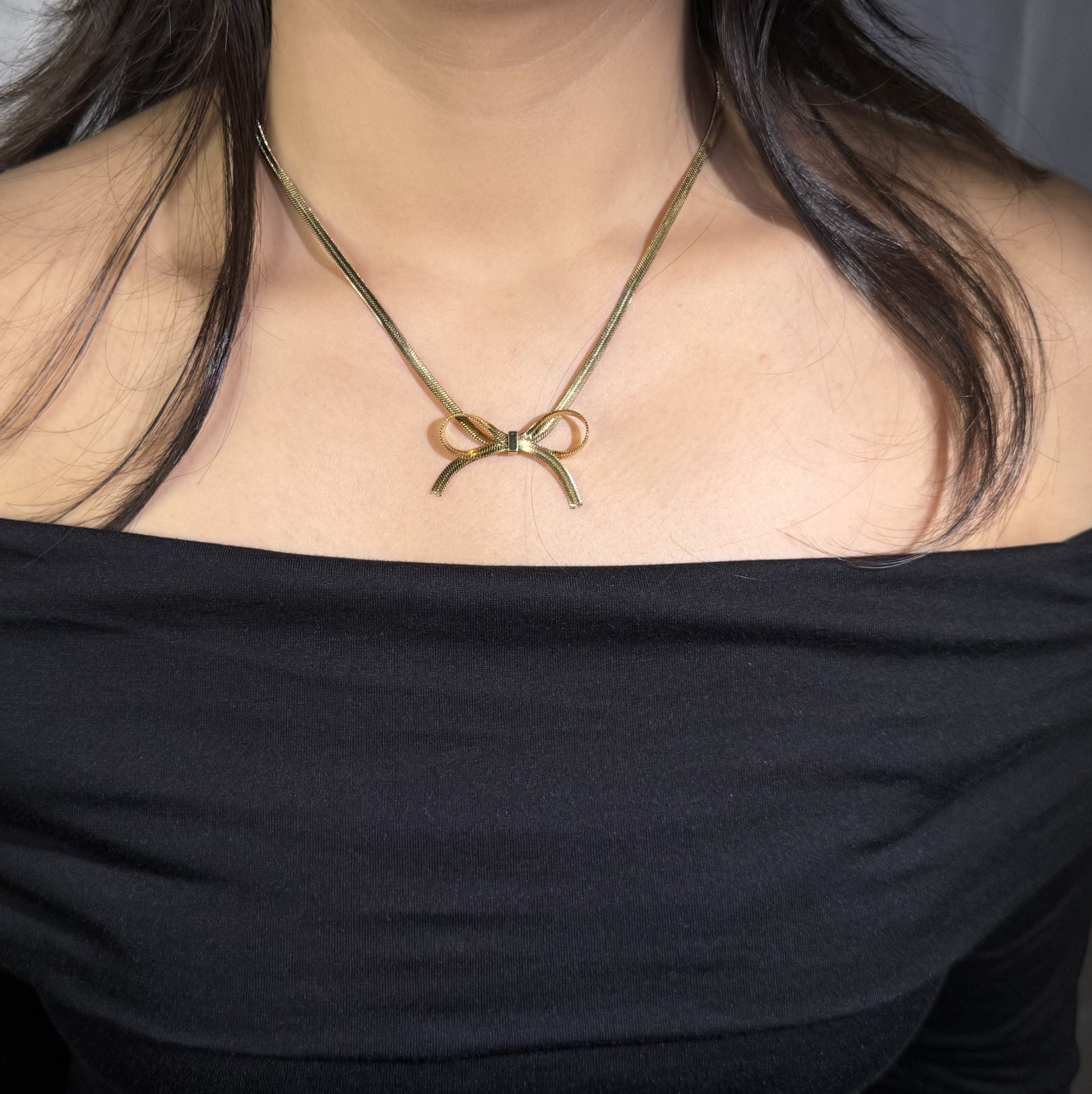 Snake chain bow necklace