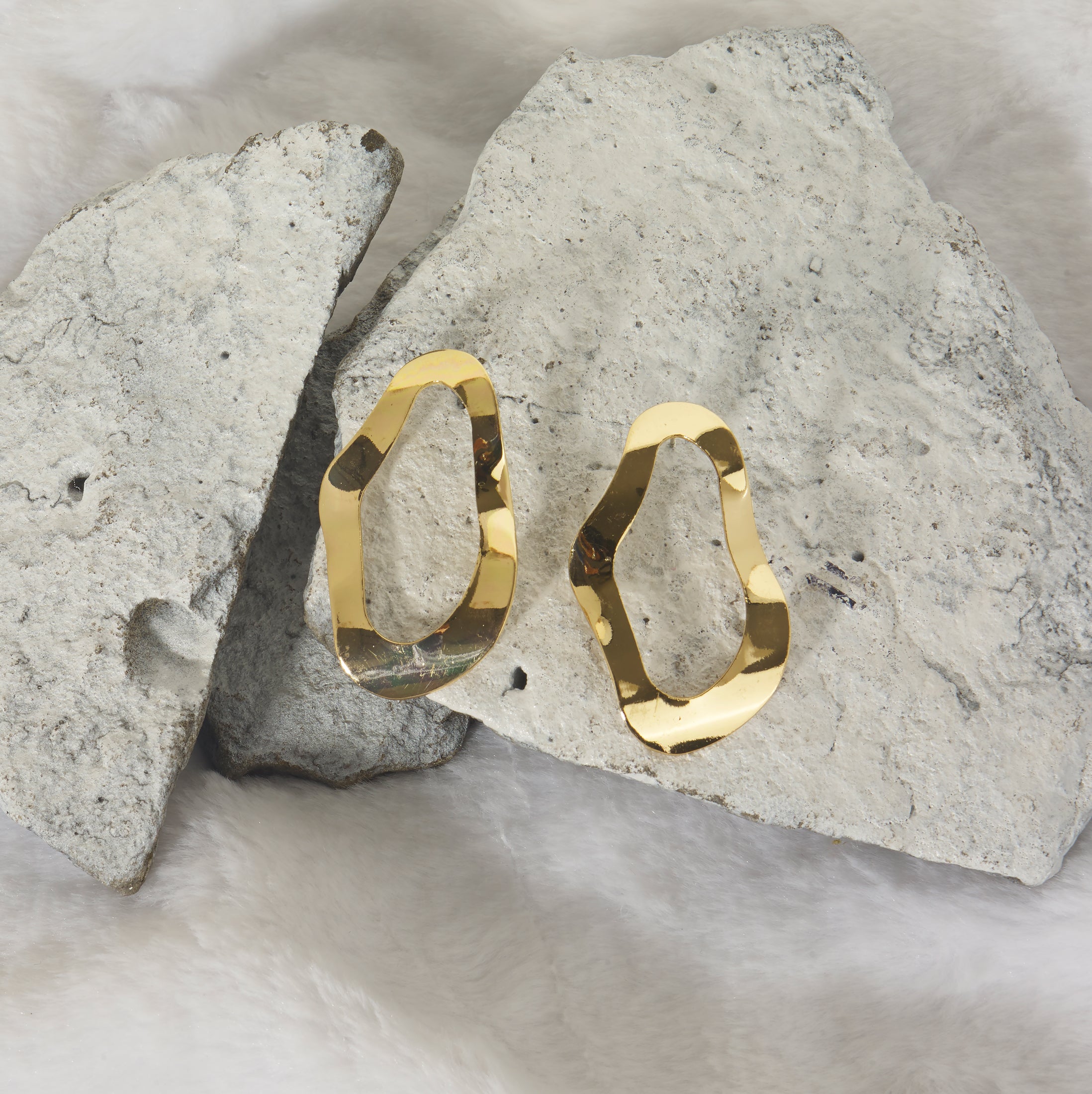 Wavy golden earrings